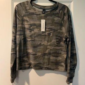 francesca’s Cropped Camo Lightweight Sweatshirt Size Medium